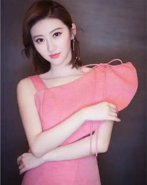 "合影终结者"景甜,她究竟有多白?看到照片网友表示:牛奶!