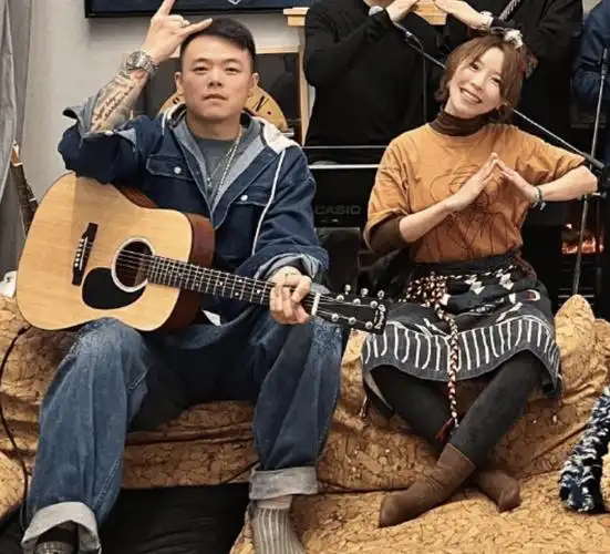 黄雅莉晒全家福为儿庆满月礼,产后瘦身有成,王皓弹吉他扮酷助兴_王浩