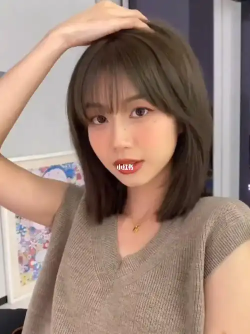 蓬松免打理的齐肩发型搭配法式刘海太显小