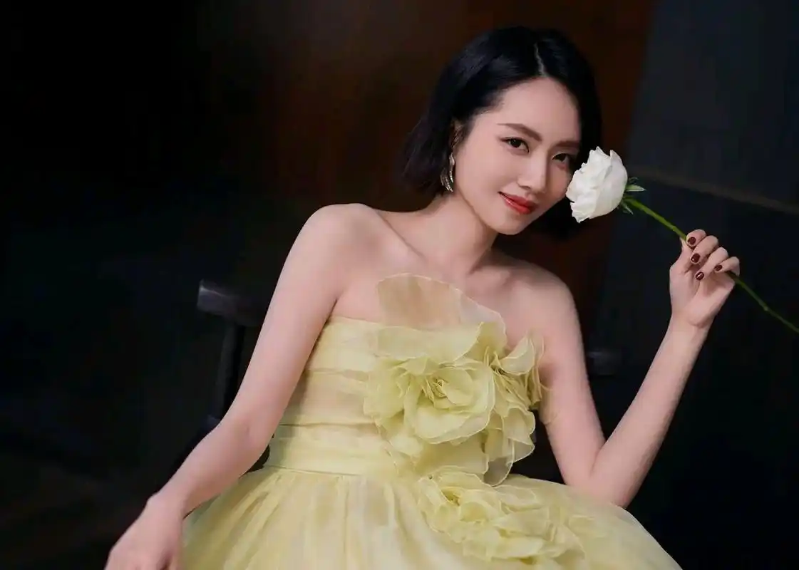刘惜君抹胸花朵长裙 真是好看 颜色清新 身材高挑 露出修长美腿 羡慕