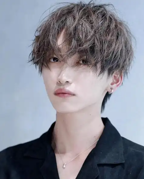 关于男生中长发型烫发的配图及描述