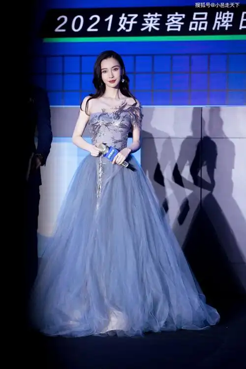 杨颖灰色蓬松裙性感活动照