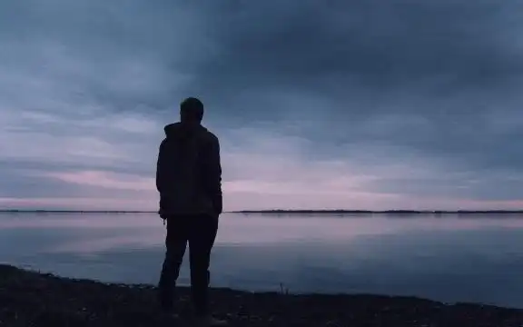 时光记忆 > 夜晚伤感男人的背影 1/9张图片 内容简介 夜深想念的一个