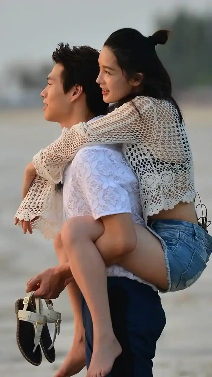 李沁魏大勋同游海边,两人就撒狗粮吧!"清新"cp甜得要命,齁甜