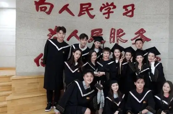 周也学校拍毕业照,关晓彤不小心入境,有没有延迟毕业一目了然_同学