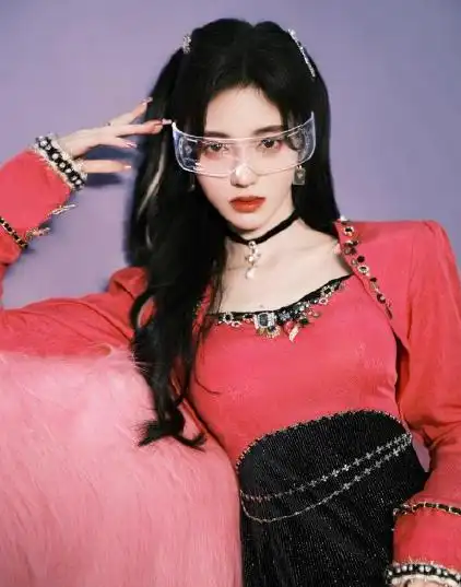 鞠婧祎"白开水"后再换风格,道具出彩怼脸拍:戴眼镜就是ai?