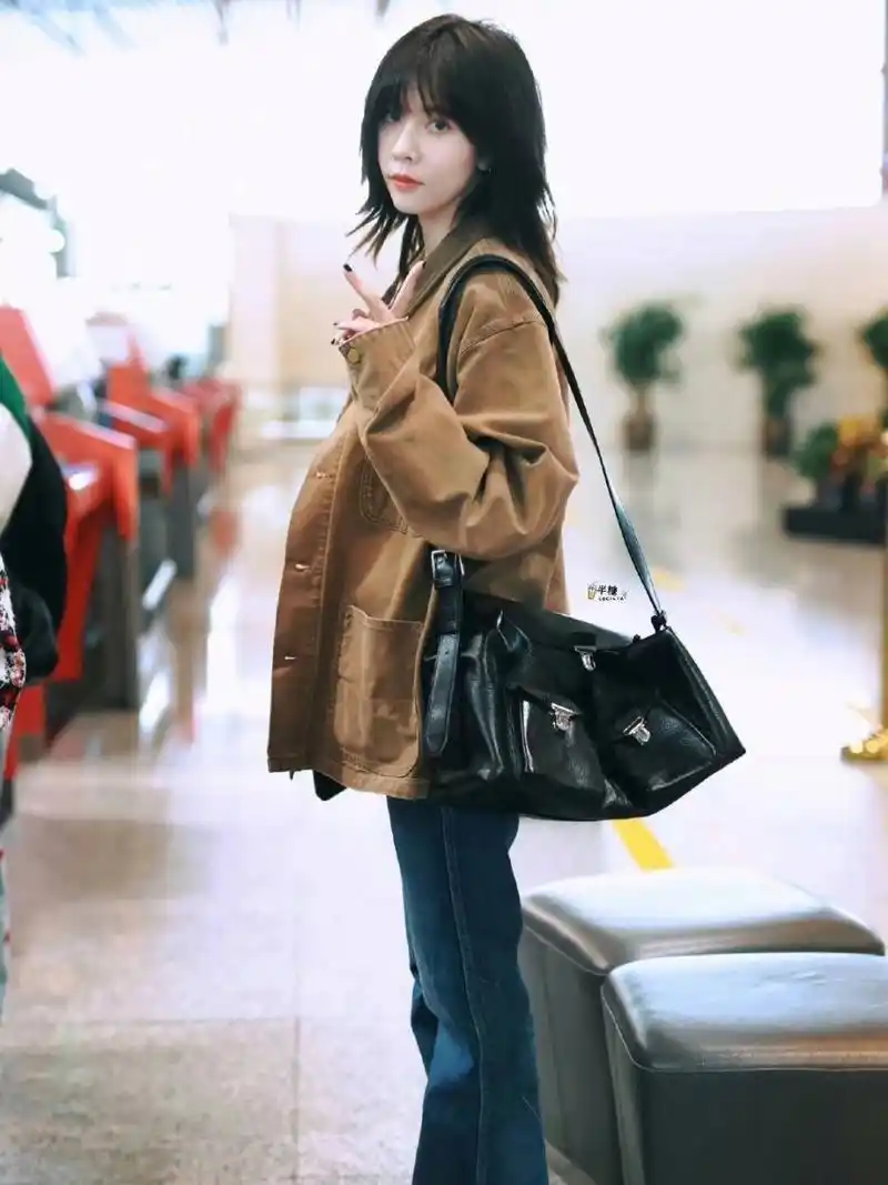 女星宋妍霏近日一则机场私服穿搭分享.