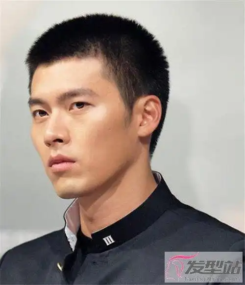 圆脸 选一款寸头发型,将两侧头发推的短一些,视觉上拉长脸型,同时够