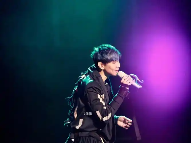 是不是只有我对这张侧脸情有独钟-你喔又在花坛杀圈圈