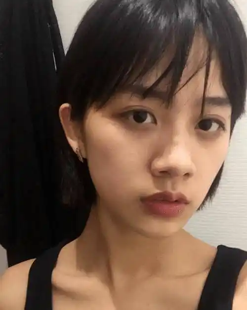 杨幂新签下一位95后小花旦,"素颜"美过迪丽热巴,眼