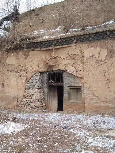 过去的老房子大多都是用土盖成的窑洞,或是用茅草盖成的.