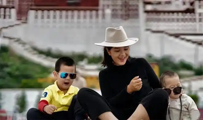 降央卓玛与宝宝有人问婆婆:"儿子娶了个大明星,你这婆婆当的很辛苦吧!