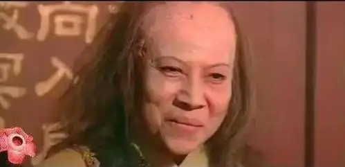 甚至还吓到了当时给她化妆的姑娘:"罗兰姐,我不敢看你啊,好怕".