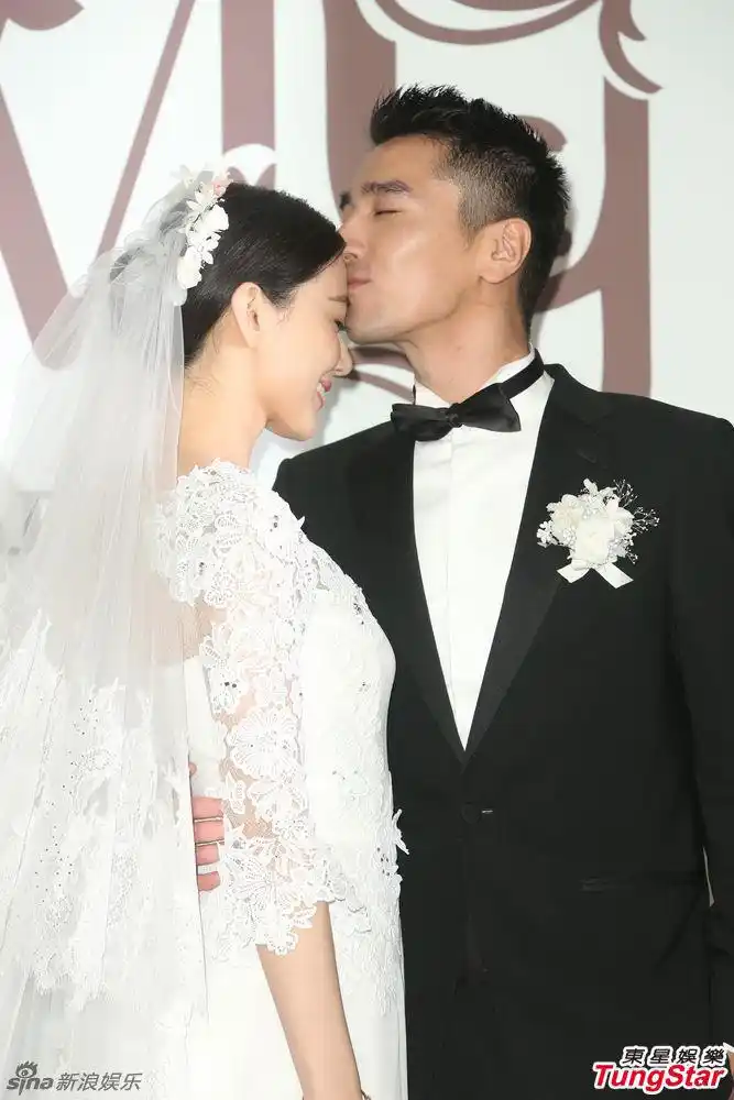 组图:高圆圆赵又廷媒体亮相 甜蜜吻额头秀婚戒_高清图集_新浪网