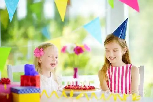 孩子们的生日聚会有五颜六色的装饰品,礼物和横幅.