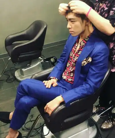 top崔胜铉入伍短发造型公开 权志龙送拥抱表示不舍