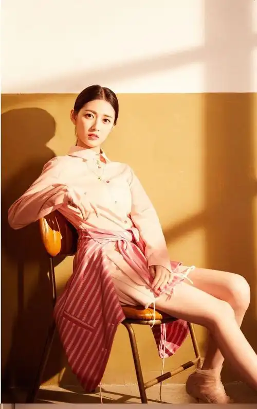 陈钰琪化身时尚潮人,蓬蓬鞋 破烂短裙意外抢眼,配个衬衣,酷!_网易订阅