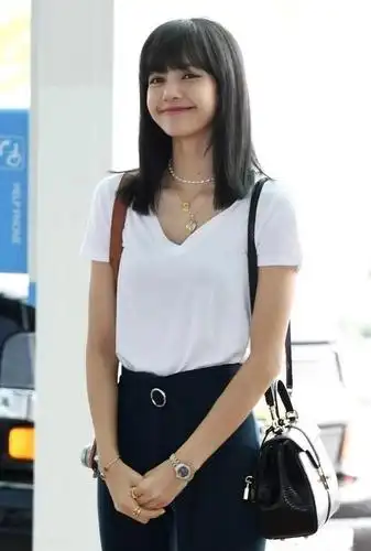 lisa今日街拍白t与喇叭裤配以荧光指甲油深色中长发利落乖巧