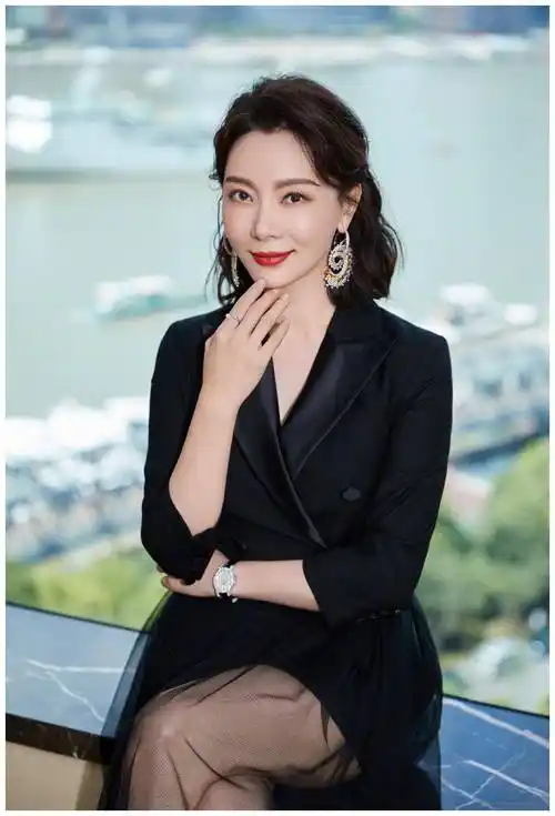 42岁陈数剪短发很高级,一袭黑色西服 黑色半身裙,减龄又时髦_发型