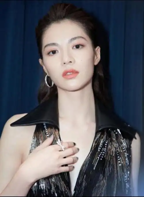 30岁的她想不火都难,她就是钟楚曦,接下来讲述演员钟楚曦的背后故事