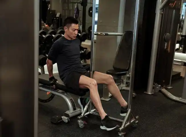 刘德华健身照曝光身材精瘦肌肉线条优秀59岁状态似小伙