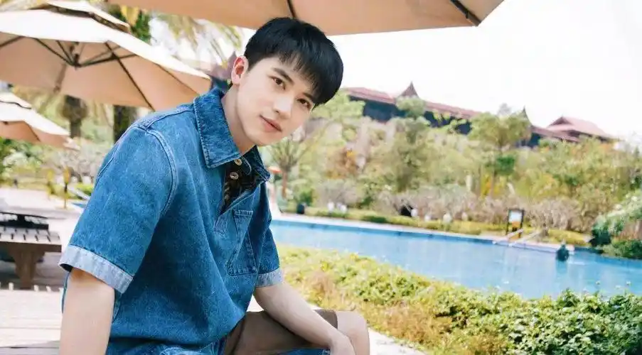 几天前,许魏洲空降超话,与粉丝分享了一些出道以来的