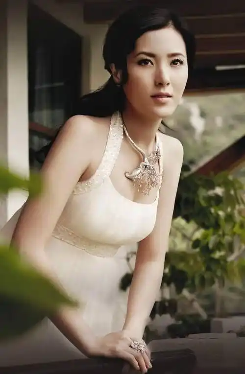 中戏校花曾黎写真大赏!完美蜕变,迷人气质加上极品身材,令人难以忽视!