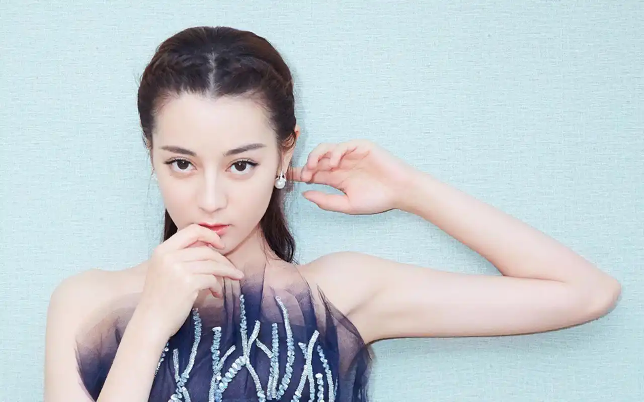 迪丽热巴性感写真电脑桌面壁纸图片