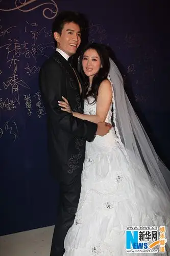 小李琳经超大婚险洒泪 数次拥吻秀8.4克拉钻戒