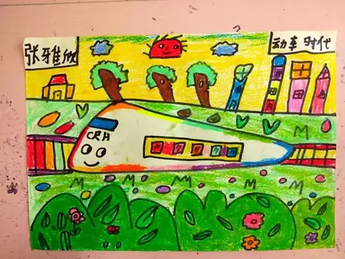 主题《动车时代》今天我们画了交通工具动车,每个小朋友都画出了很可