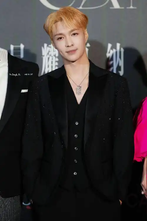 戛纳晚宴上的张艺兴#丈夫的美貌 妻子的荣耀    张艺兴连续飞行始几