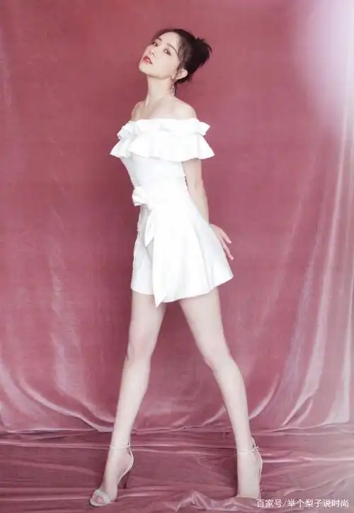 汪小敏有料还胆大!穿一字抹胸裙肩带都掉下来了,这才是"女人味"