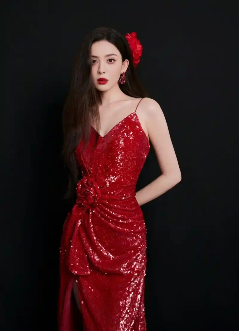 古力娜扎,红色吊带裙,美美美!
