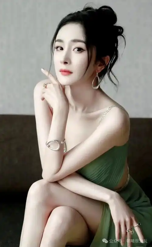 杨幂珍贵写真身穿青丝睡袍姿态美呆了