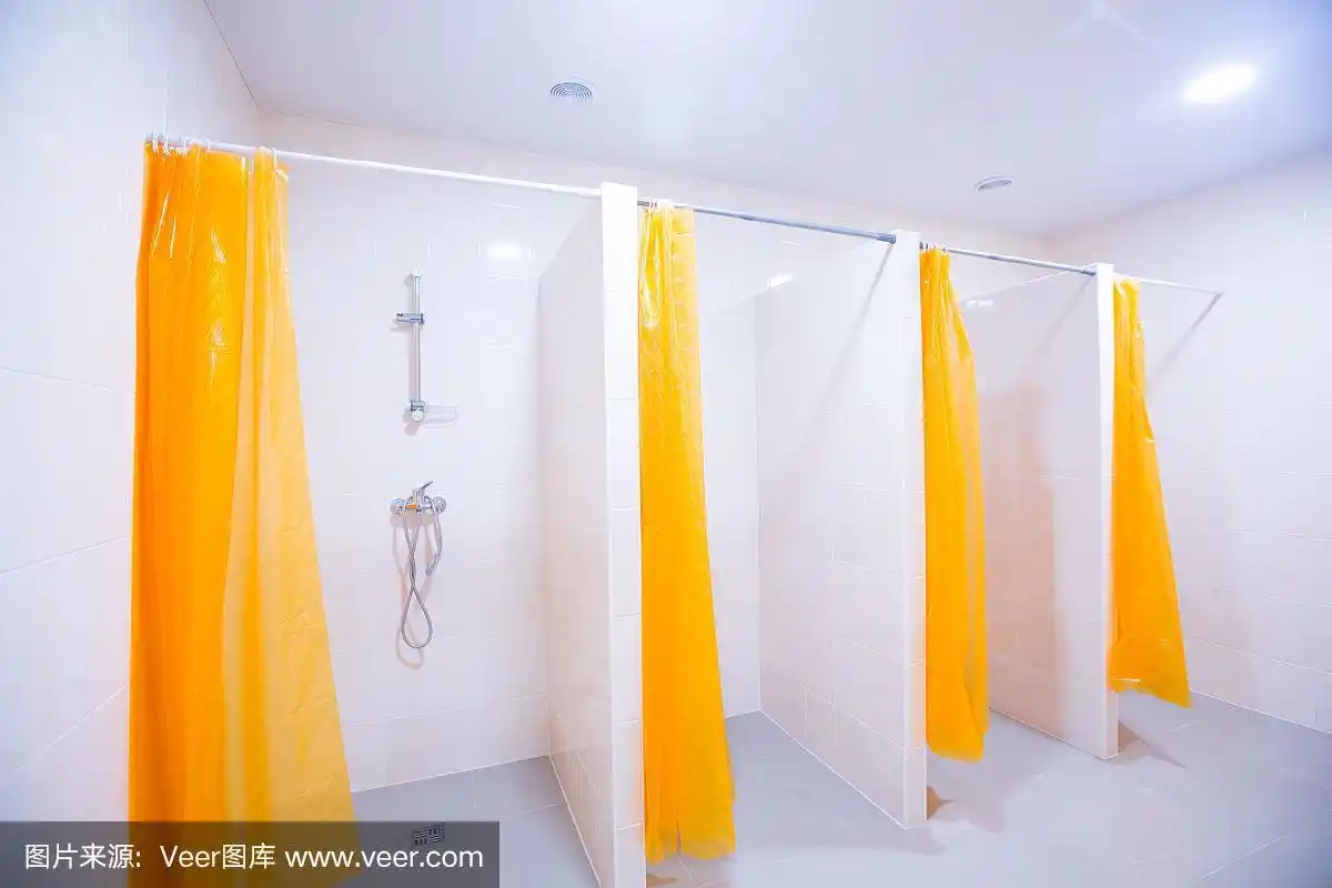 宽敞,明亮,空的公共浴室,明亮的墙壁和灰色的地板