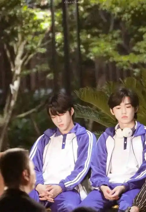 宋亚轩刘耀文重回校园,录制节目全程高甜,这就是"竹马"情吧_cp_样子