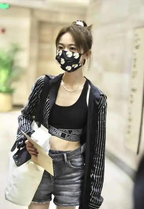 吴谨言身材太让人酸运动背心配热裤看着都有点松配条纹衫挺飒