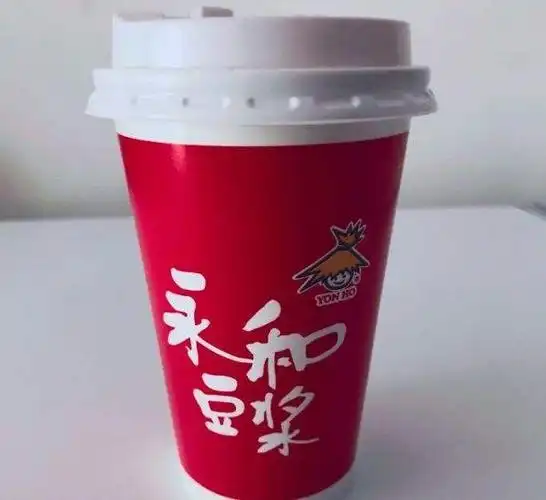 8,90后养生中年不喝咖啡,打包一杯永和豆浆到广场上晒太阳.