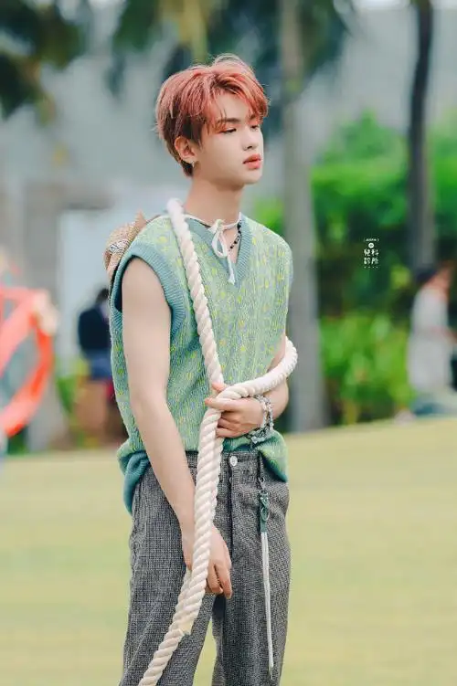 黄明昊夏日海岛风饭拍##黄明昊绿色针织马甲