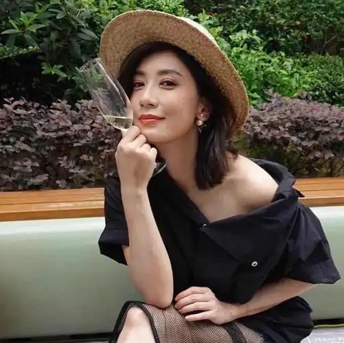 贾静雯现身活动,未p图暴露了眼纹,网友:修杰楷怎么忍的?