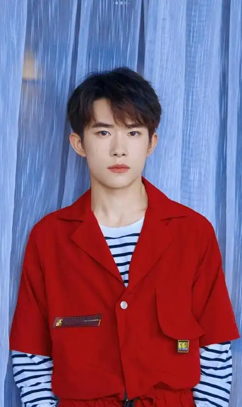 易烊千玺的红色穿搭,热情活力,帅气十足,红色很适合他!