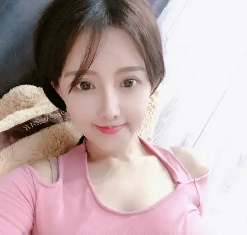 古阿扎再度更新动态长发披肩白上衣她说要消除大家的疑惑