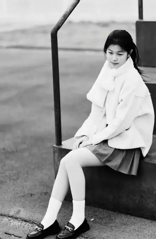 90年代的高中生丝袜拍照,40年代美国女生腿上画丝袜,历史老照片