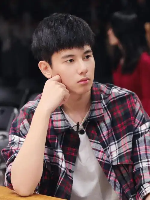 欧阳娜娜之后,他也凭借小时候的可爱上了热搜,无奈作品火不了_胡先煦