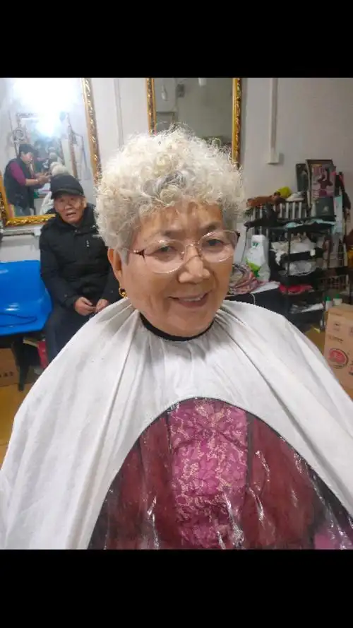 给七十多岁的大姨烫发完成的效果