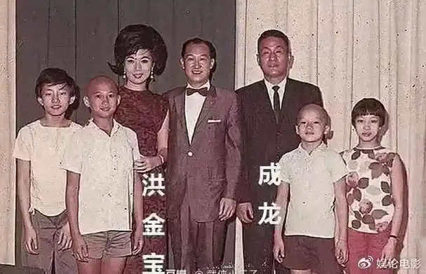 "七小福"戏班成员共有14人,除上述7人外,尚有元秋(唯一的女成员),元庆