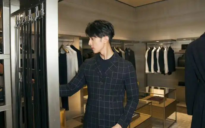 吴尊帅气光影写真图片