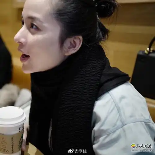 靳东老婆李佳晒出老友聚会近照素颜出镜气色好皮肤精致侧颜超美