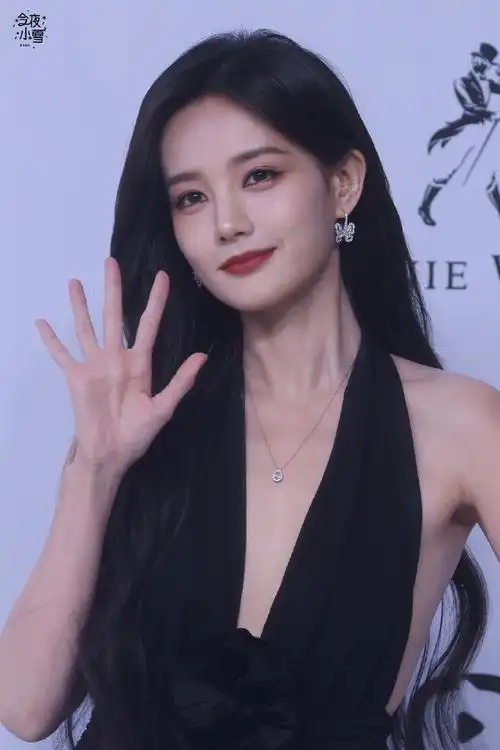 李一桐黑玫瑰深v裙##李一桐好敢穿