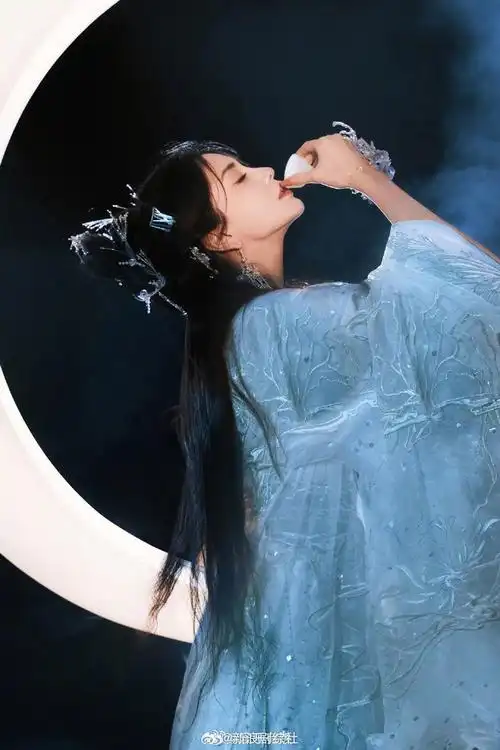 杨颖@angelababy 中秋节写真美疯了……__财经头条